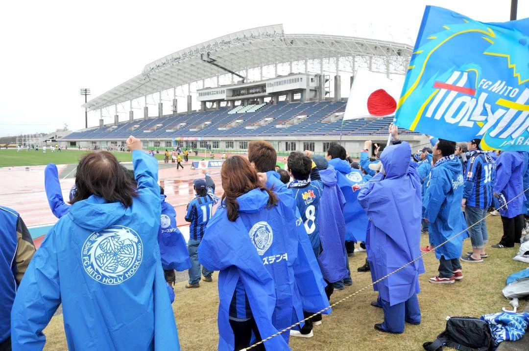 東日本大震災後、再開したリーグ初戦では、メインスタンドが使用できなかった=2011年4月23日、ケーズデンキスタジアム水戸