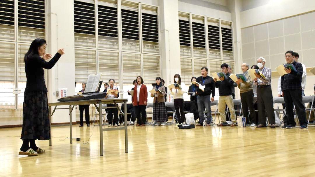 音楽祭に向けて第九を練習する参加者ら=神栖市溝口