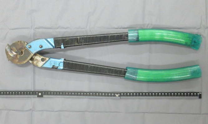 銅線の切断に使われたケーブルカッター(県警提供)