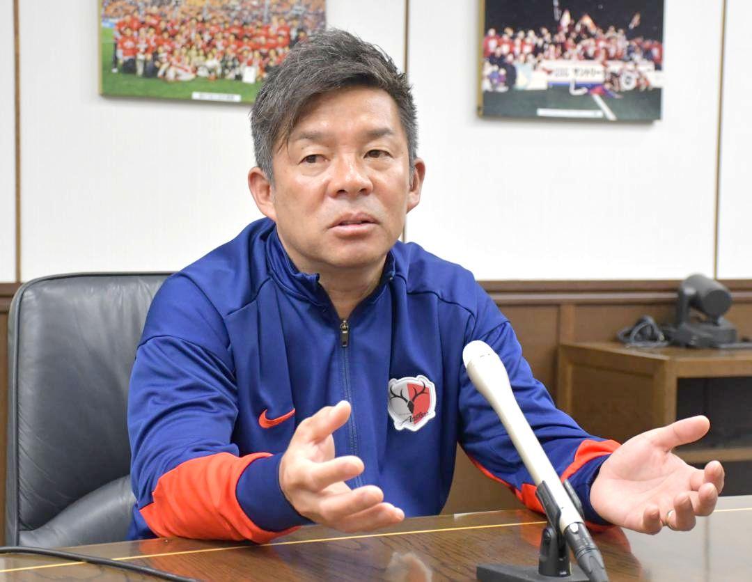 優勝が懸かるリーグ最終戦に向けて意気込みなどを語るJ1鹿島の鬼木監督=クラブハウス