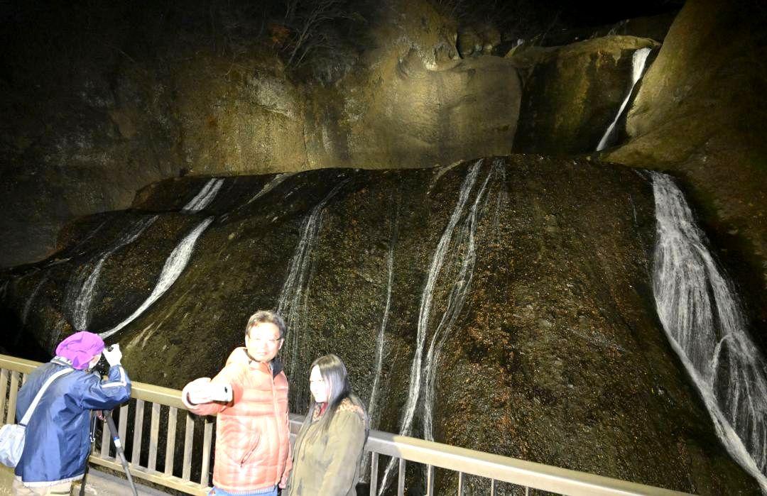 ライトアップされ、闇に浮かび上がる袋田の滝=大子町袋田