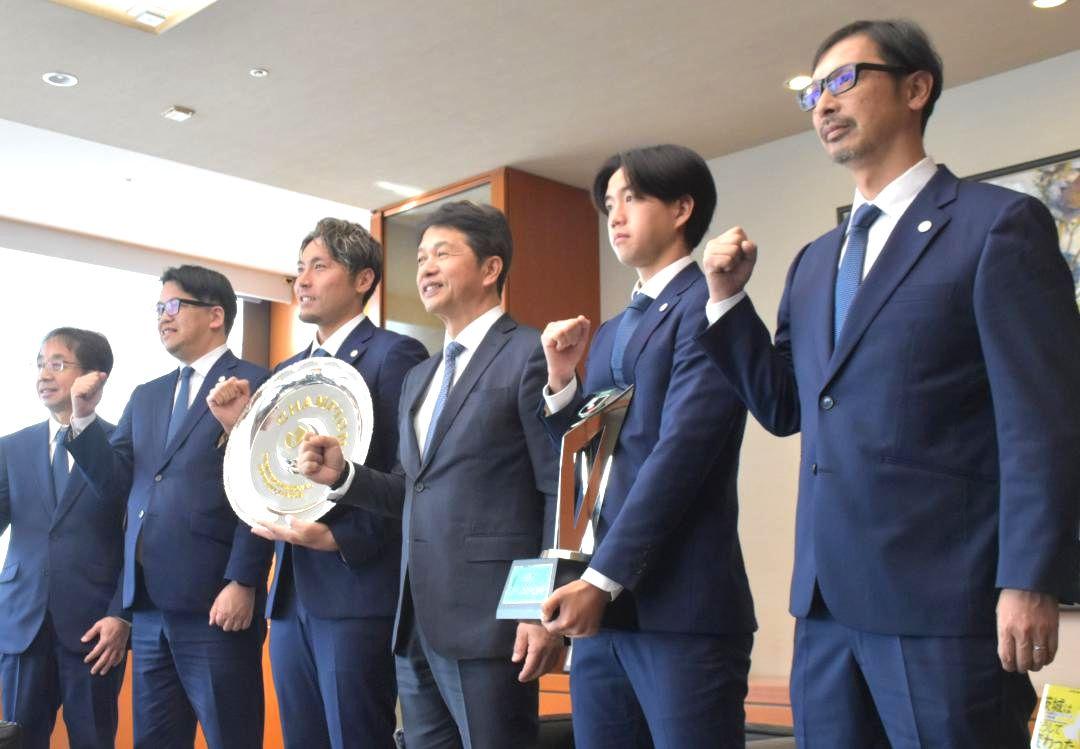 大井川和彦知事(右から3人目)にJ2優勝とJ1昇格を報告する森直樹監督(右端)ら=県庁