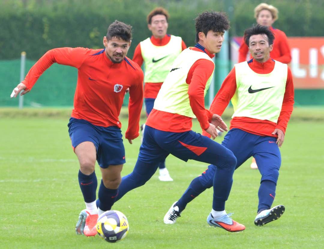 横浜M戦で勝利しての優勝を誓うJ1鹿島の選手たち=クラブハウスグラウンド