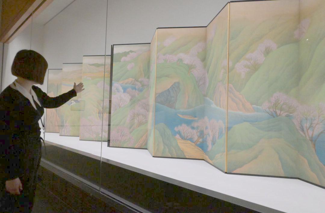 明るく柔らかな色彩の日本画や水彩画、油彩画が並ぶ=北茨城市大津町