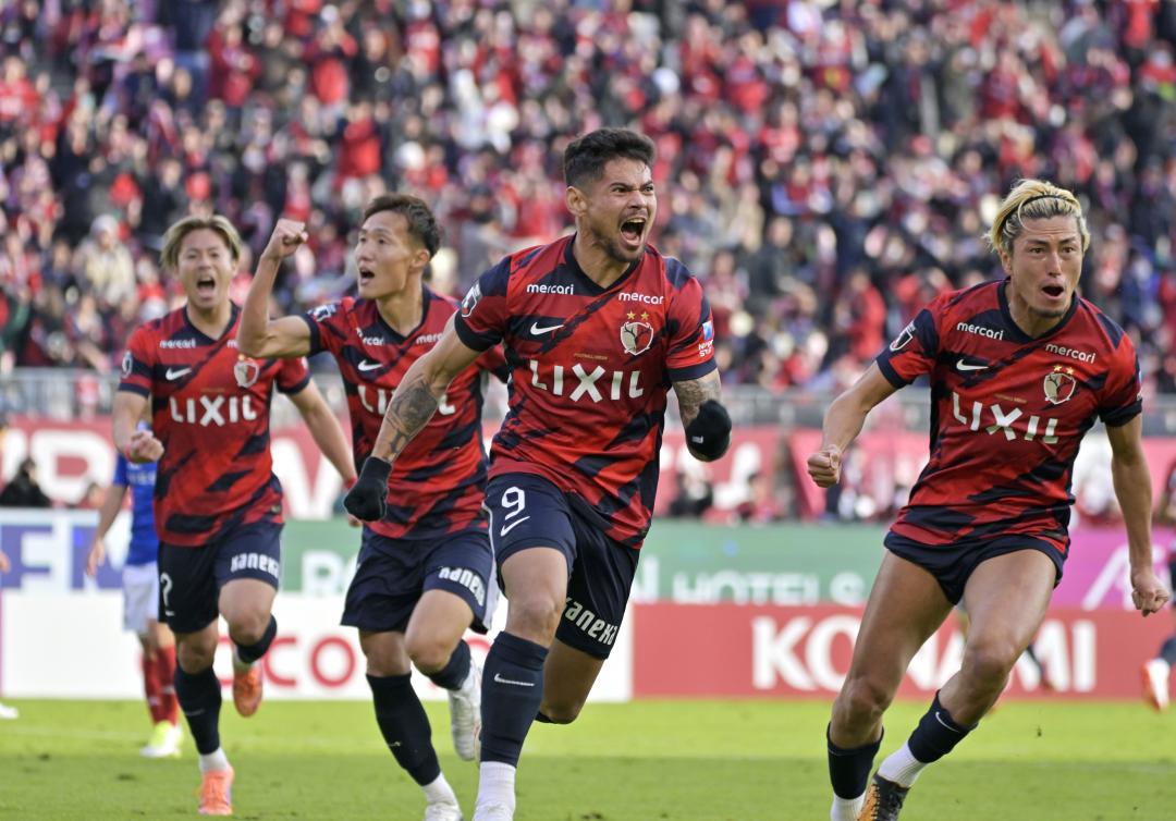 鹿島―横浜M　前半20分、先制ゴールを決め喜ぶ鹿島・レオセアラ(9)=メルカリスタジアム