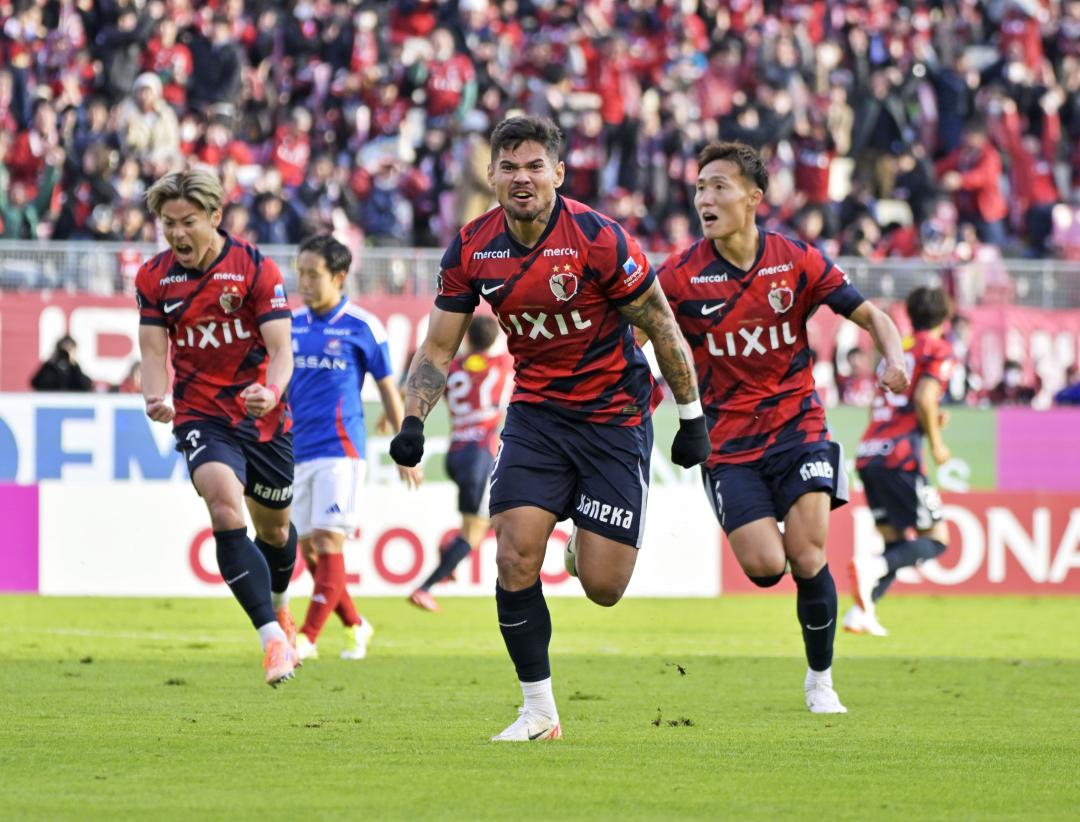 鹿島―横浜M　前半20分、先制ゴールを決め喜ぶ鹿島・レオセアラ(手前)=メルカリスタジアム