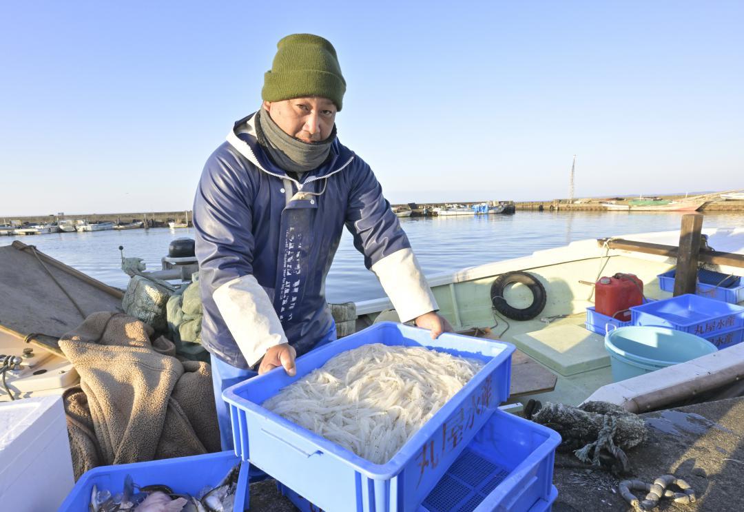 漁から戻り新鮮なシラウオを水揚げする皆藤勝さん=行方市荒宿