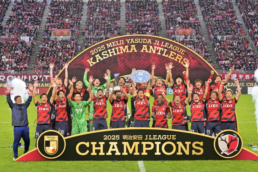 9季ぶり9度目の優勝を果たし、喜ぶ鹿島アントラーズの選手たち=6日午後、メルカリスタジアム