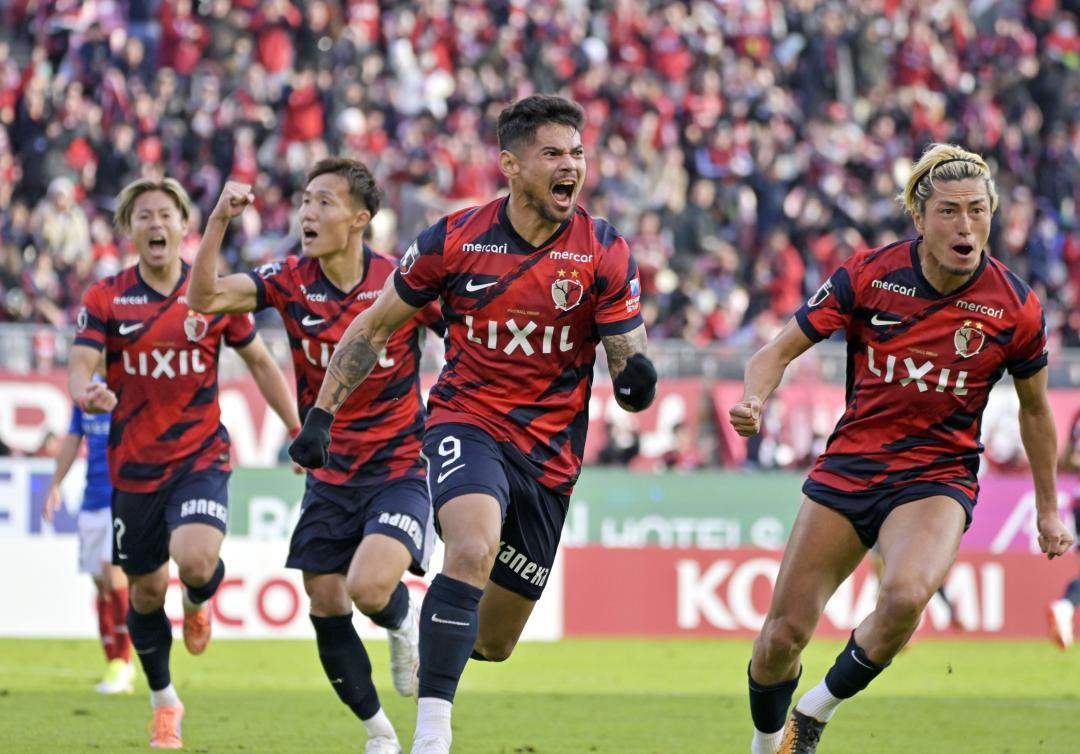 鹿島-横浜M　前半20分、先制ゴールを決め喜ぶ鹿島・レオセアラ(9)=メルカリスタジアム