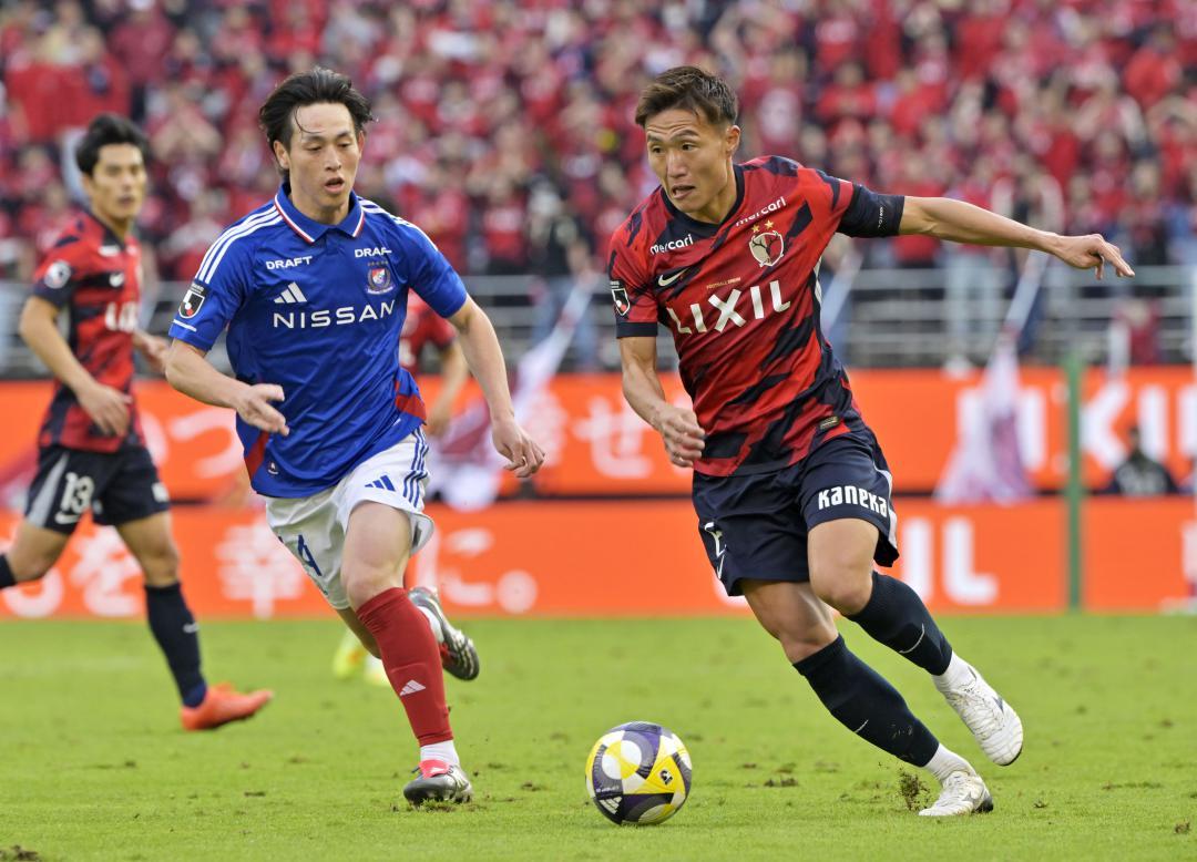 鹿島-横浜M　前半追加タイム、相手と競り合う鹿島・三竿(右)=メルカリスタジアム