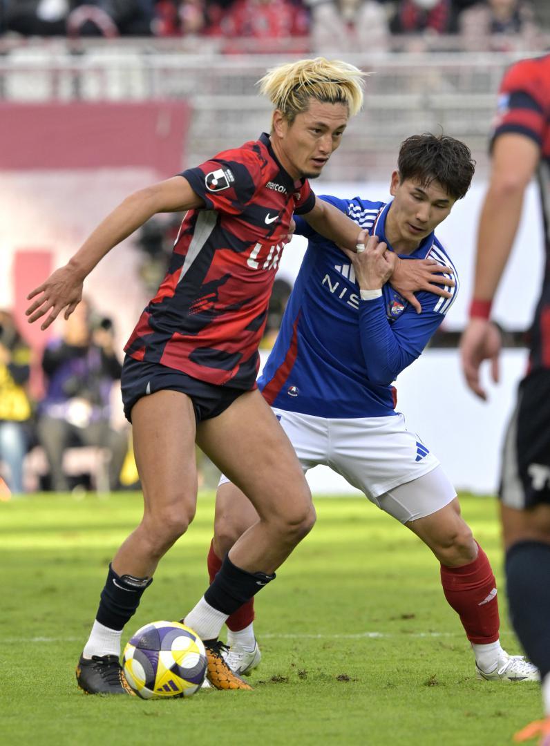 鹿島－横浜Ｍ　前半２６分、相手と競り合う鹿島・鈴木（左）＝メルカリスタジアム