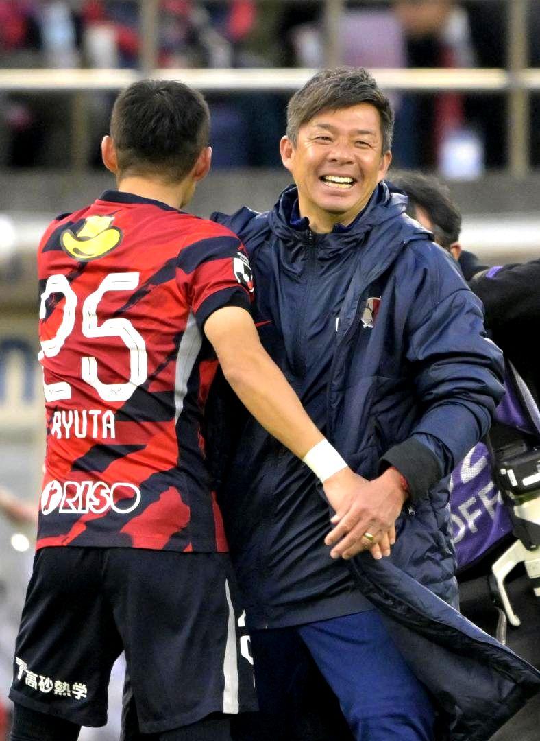 J1優勝が決まり、笑顔で選手を迎える鹿島・鬼木監督(右)=メルカリスタジアム