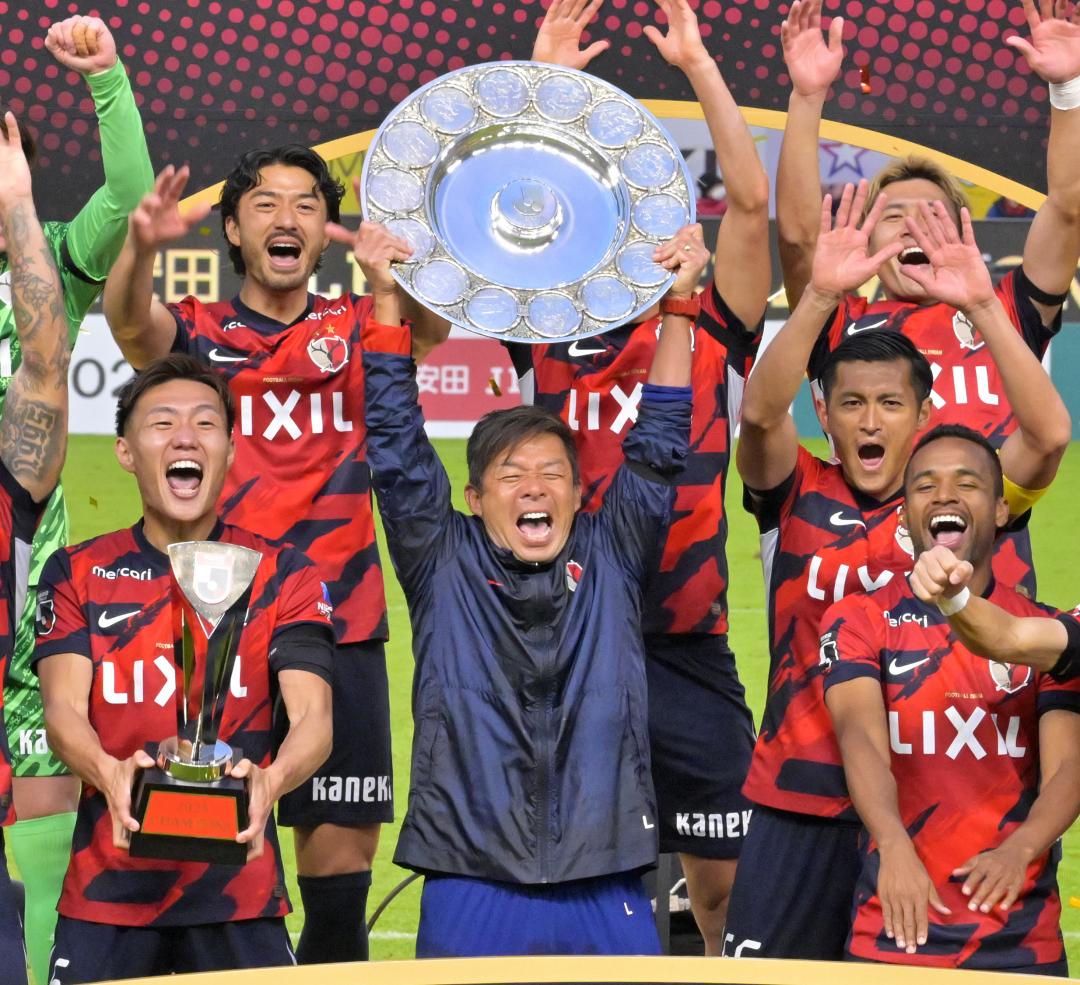 9季ぶり9度目の優勝を果たし、シャーレを掲げる鹿島・鬼木監督(中央)=メルカリスタジアム