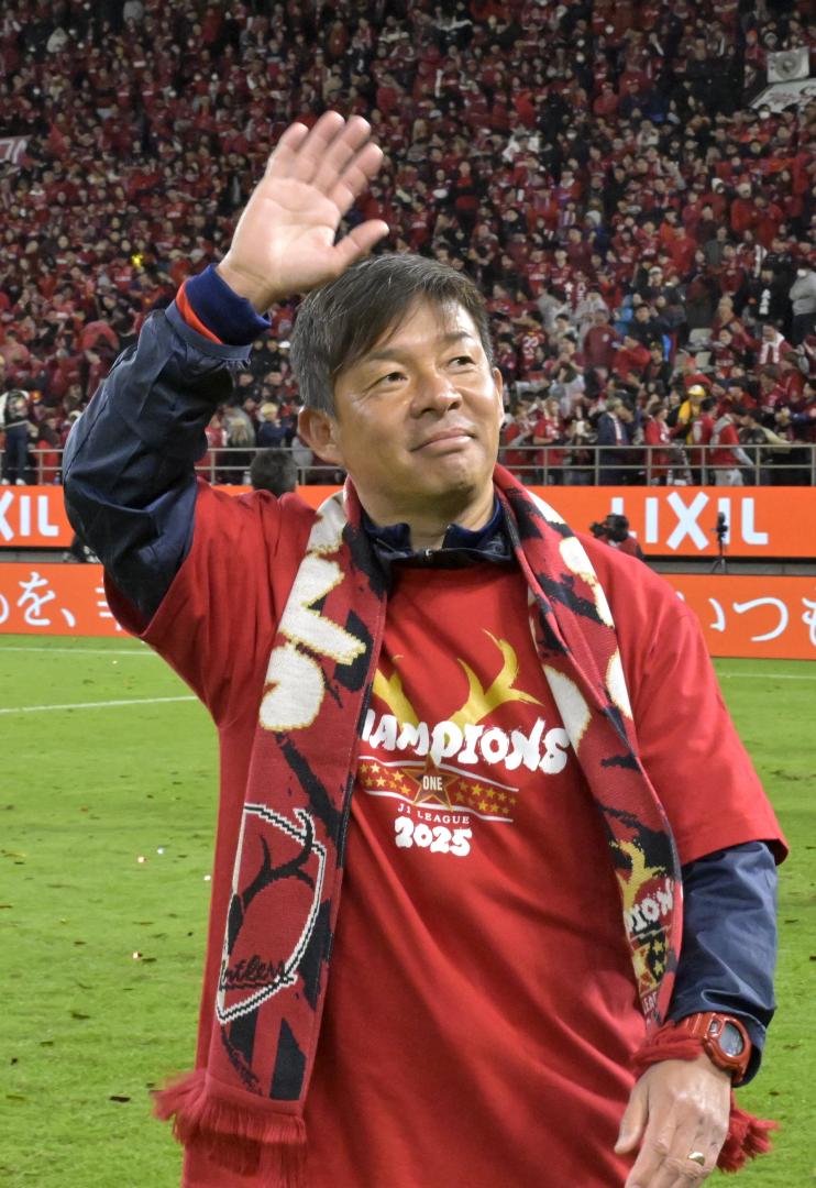 9季ぶり9度目の優勝を果たし、サポーターの声援に応える鹿島・鬼木監督=メルカリスタジアム
