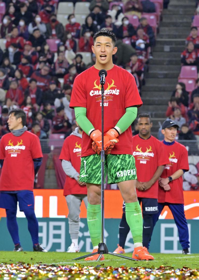 最終戦セレモニーであいさつする鹿島・早川=6日午後、メルカリスタジアム