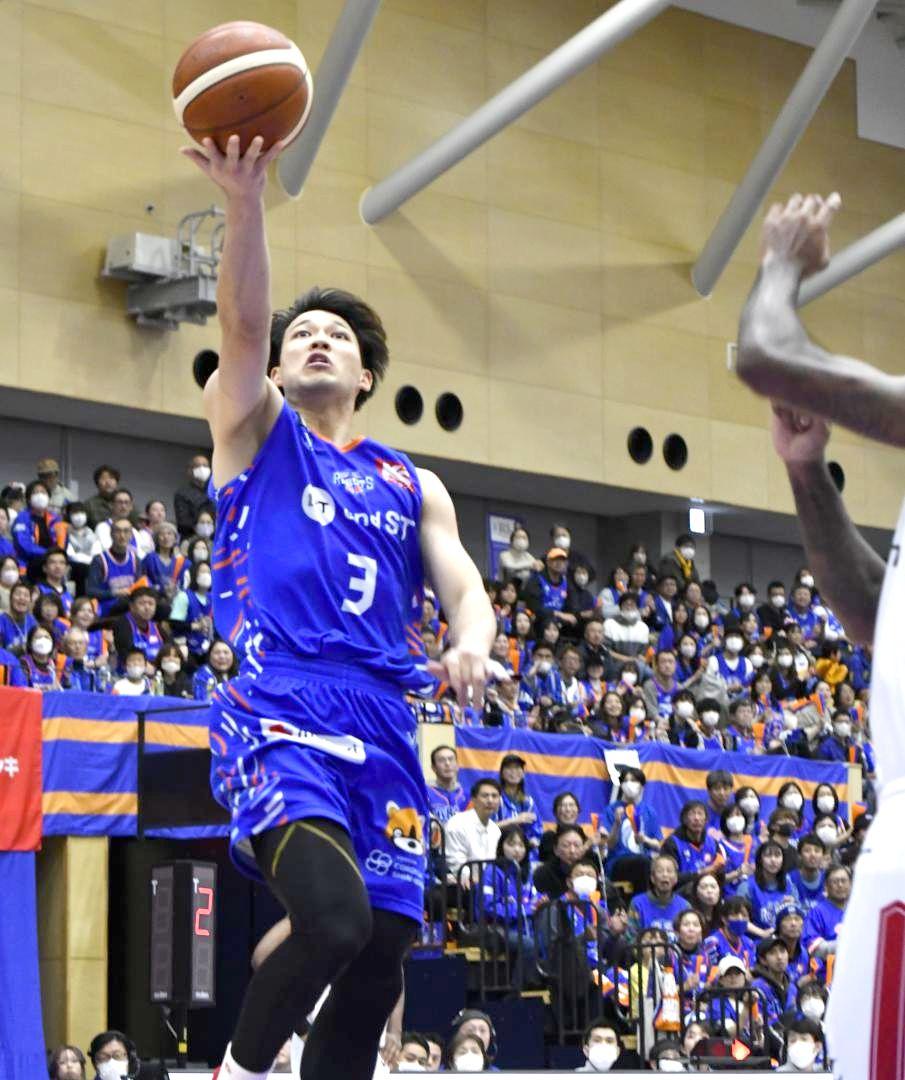 ロボッツ-横浜BC　第4クオーター、シュートを決めるロボッツの長谷川=日立市池の川さくらアリーナ