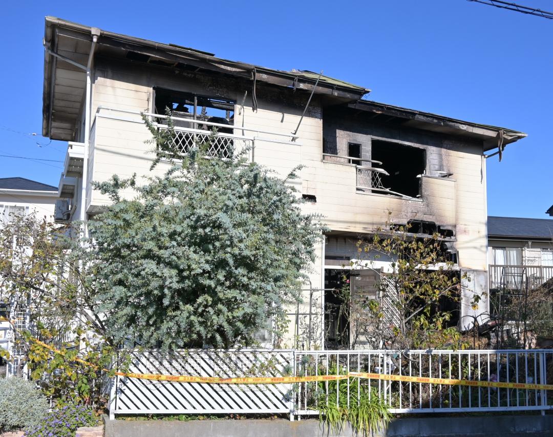 全焼した住宅=7日午前10時15分ごろ、日立市東大沼町