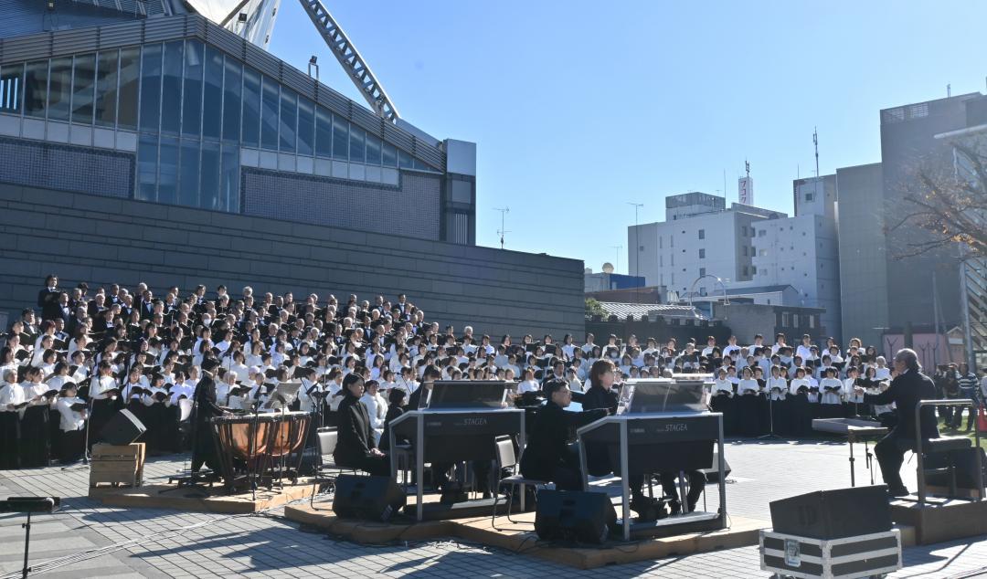 ベートーベンの交響曲「第九」を高らかに歌い上げる合唱団=水戸市五軒町