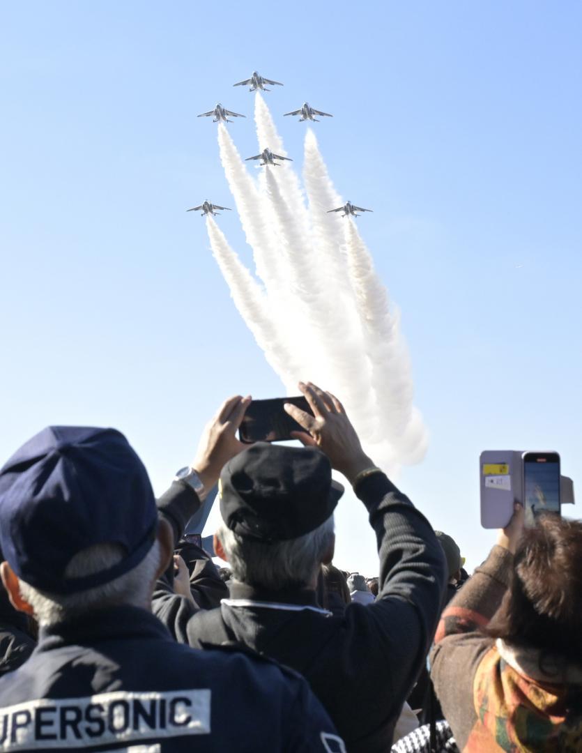百里基地の航空祭で上空を舞うブルーインパルス=小美玉市百里