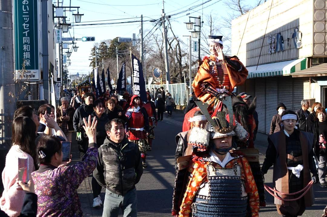 判官役の渋江譲二さんら約100人が練り歩いた武者行列=筑西市門井
