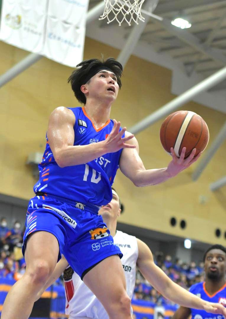 ロボッツ-横浜BC　第3クオーター、シュートを放つロボッツの陳岡=日立市池の川さくらアリーナ