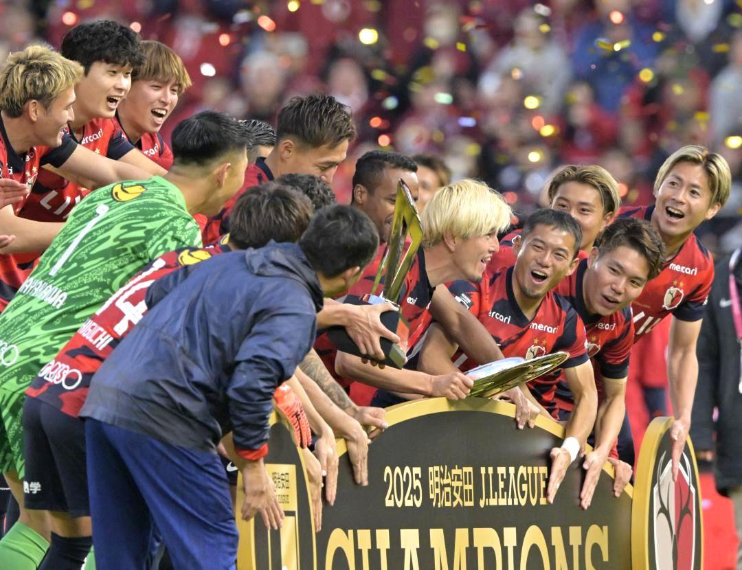 9季ぶり9度目のJ1優勝を決め、優勝杯を持って喜ぶ鹿島アントラーズの選手たち=6日、メルカリスタジアム