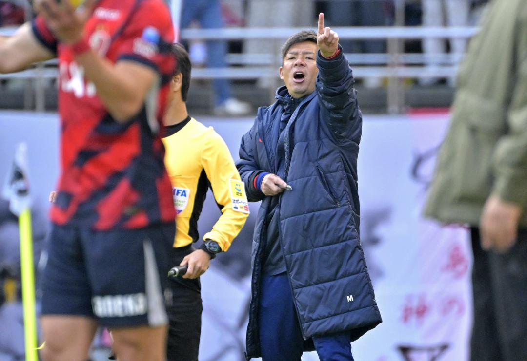 優勝を懸けた横浜M戦で、選手に指示を出す鹿島アントラーズの鬼木達監督=6日、メルカリスタジアム