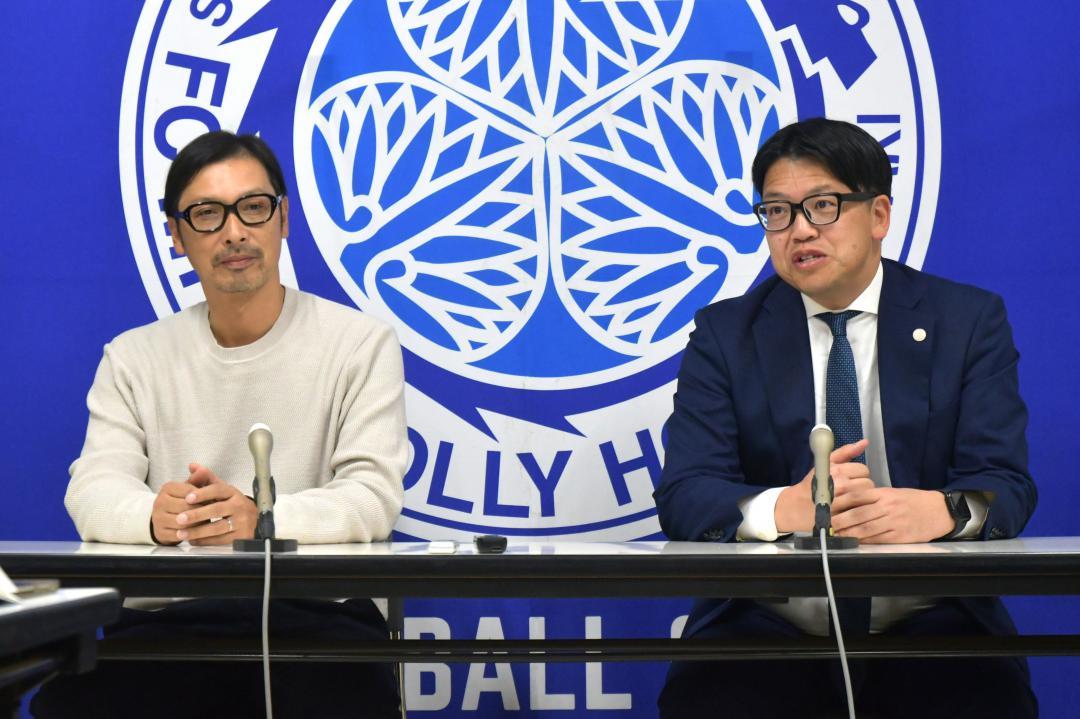 会見に出席した水戸の小島耕社長(右)とフットボールダイレクターに就任した森直樹氏=水戸市宮町