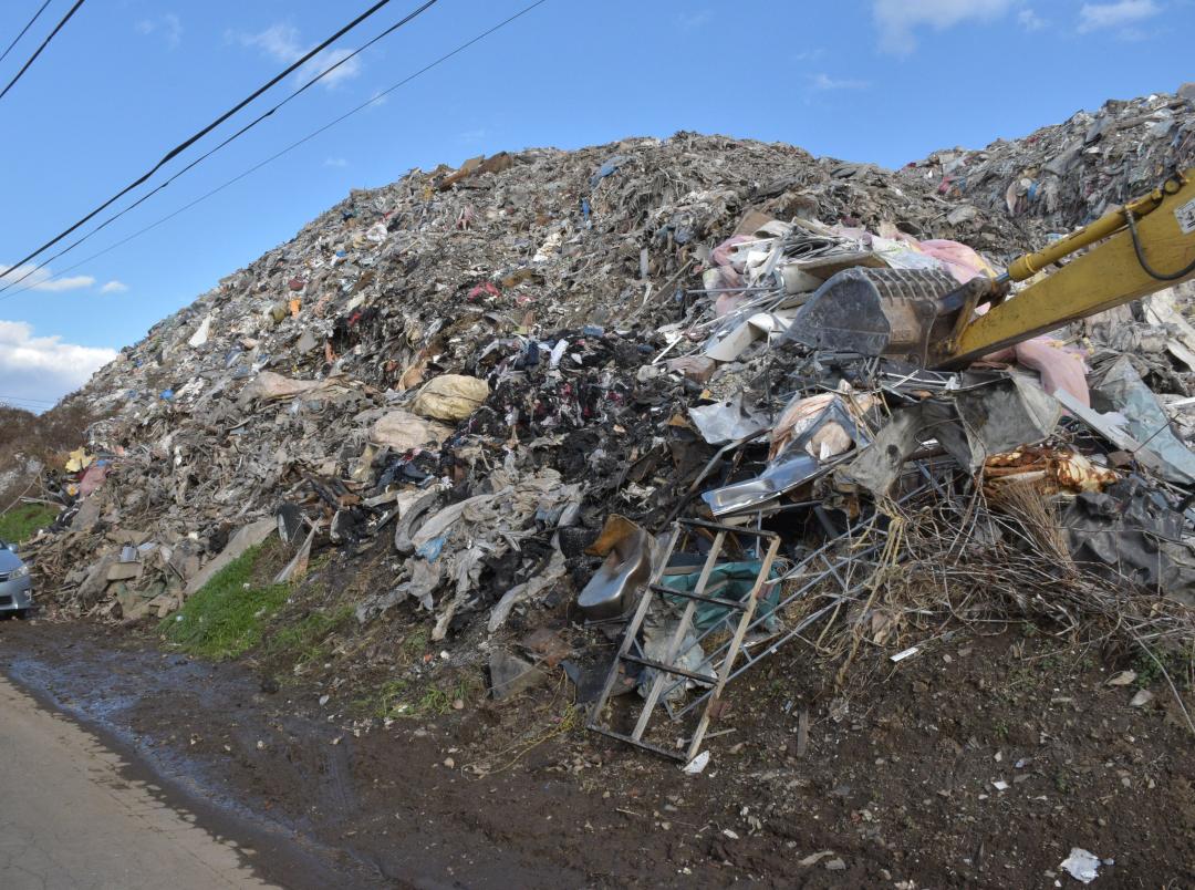 産業廃棄物が一部燃えた火災現場=茨城町宮ケ崎