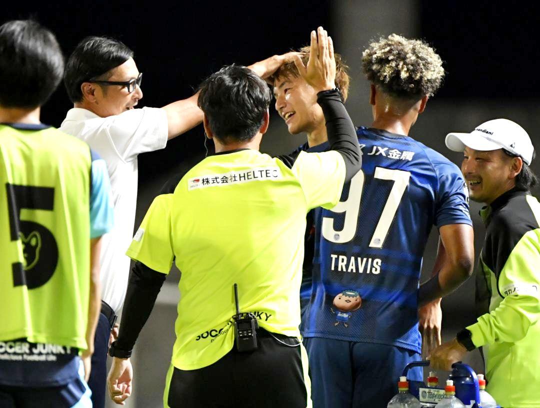 水戸-富山　後半34分、ゴールを決めた水戸・久保(右から3人目)をねぎらう森直樹監督(左から2人目)=7月12日、ケーズデンキスタジアム水戸