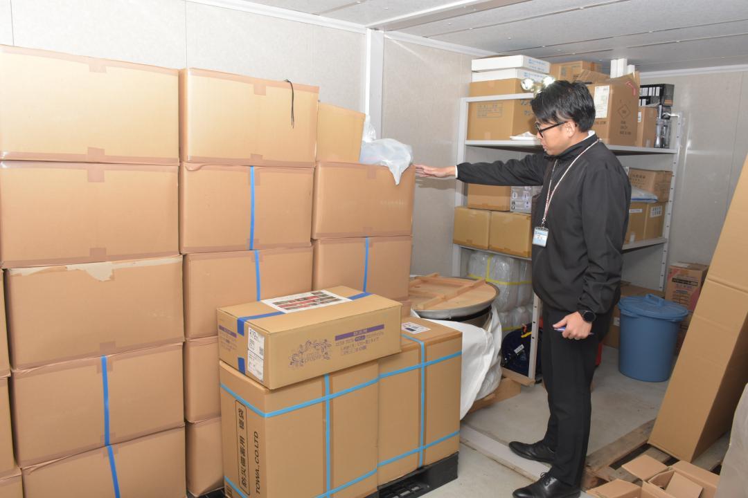 地域の防災倉庫で毛布や寝袋などの備品を確認する日立市防災対策課の職員=同市内