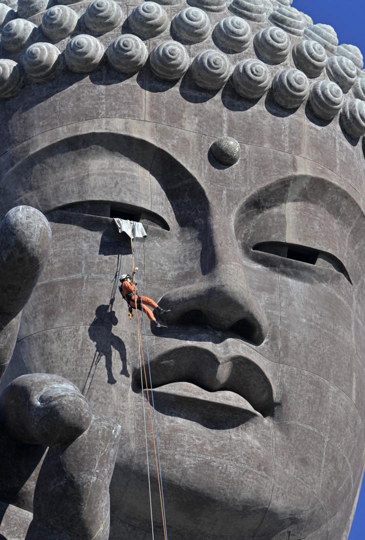 牛久大仏の目からロープを使って降下する消防署員=10日、牛久市久野町