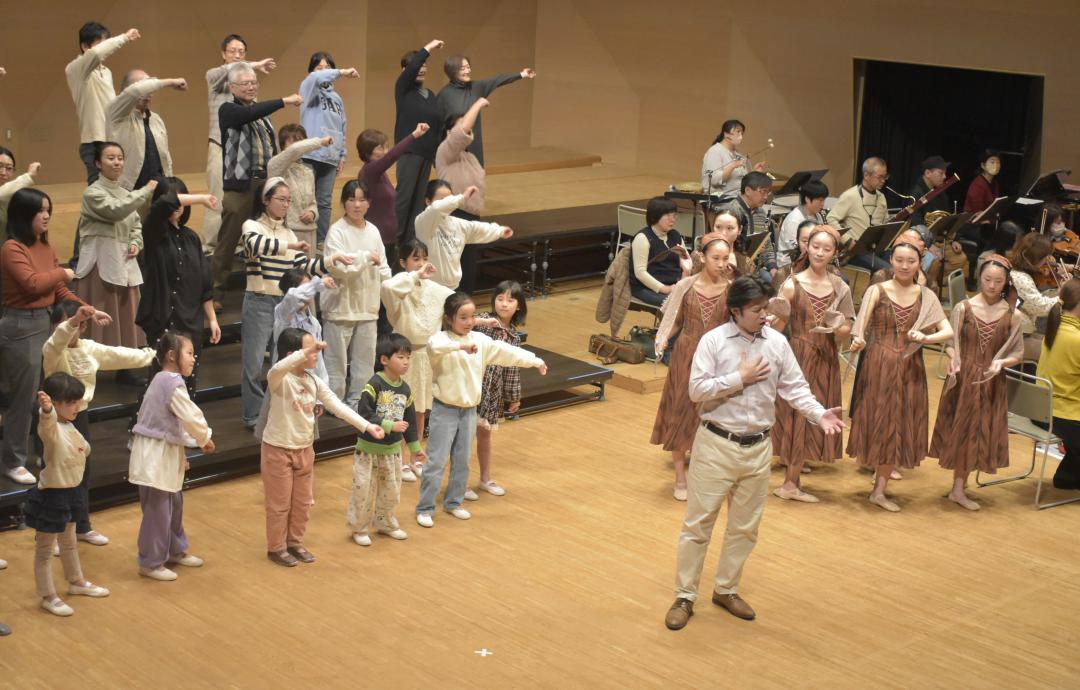 本番に向けて練習に励む出演者=日立市幸町