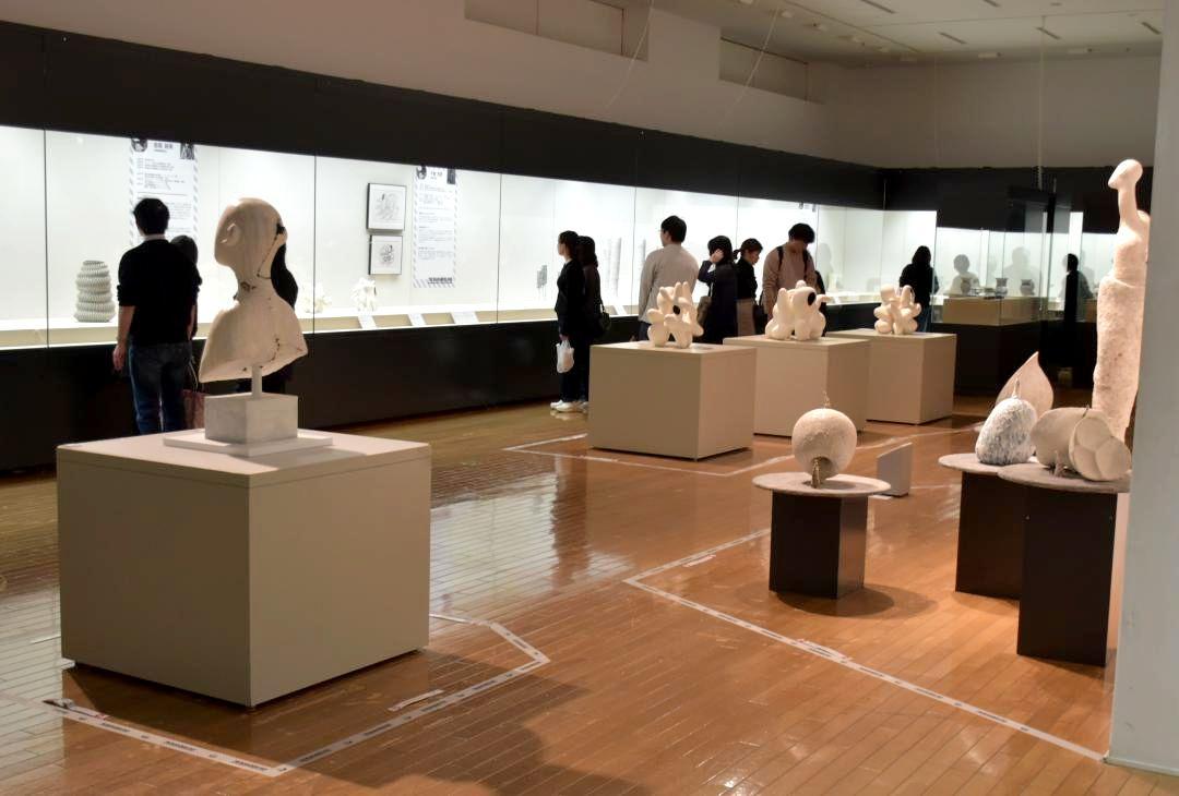 企画展の作品に見入る来場者=笠間市笠間