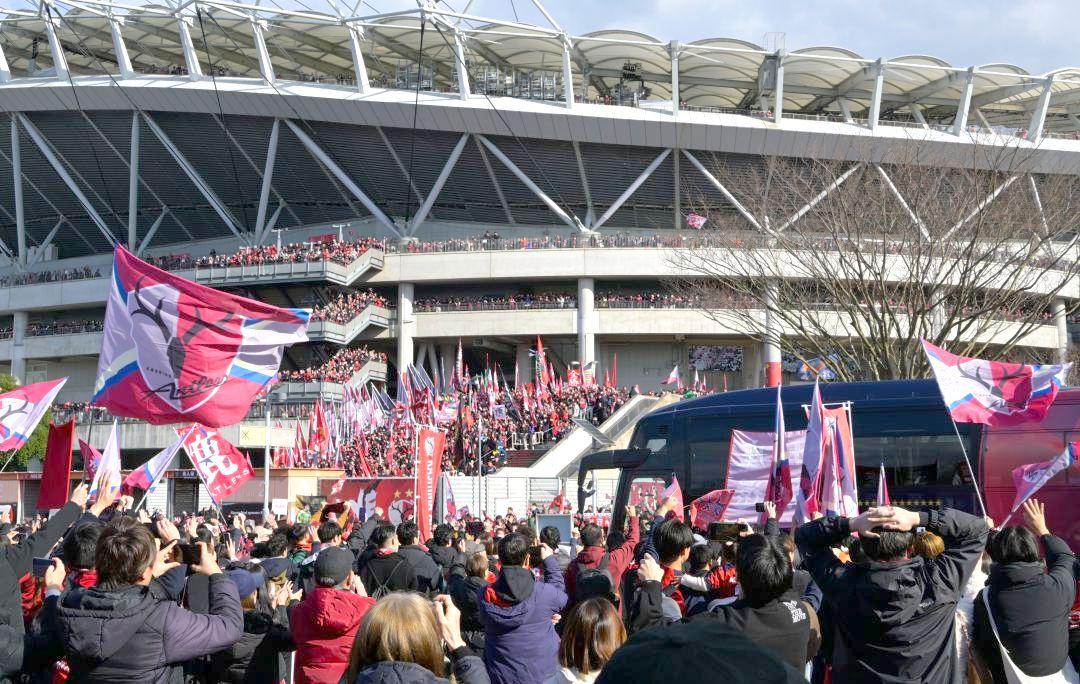 J1最終戦の試合前、鹿島アントラーズの選手たちが乗ったバスを出迎えるサポーターら=6日午後、鹿嶋市神向寺
