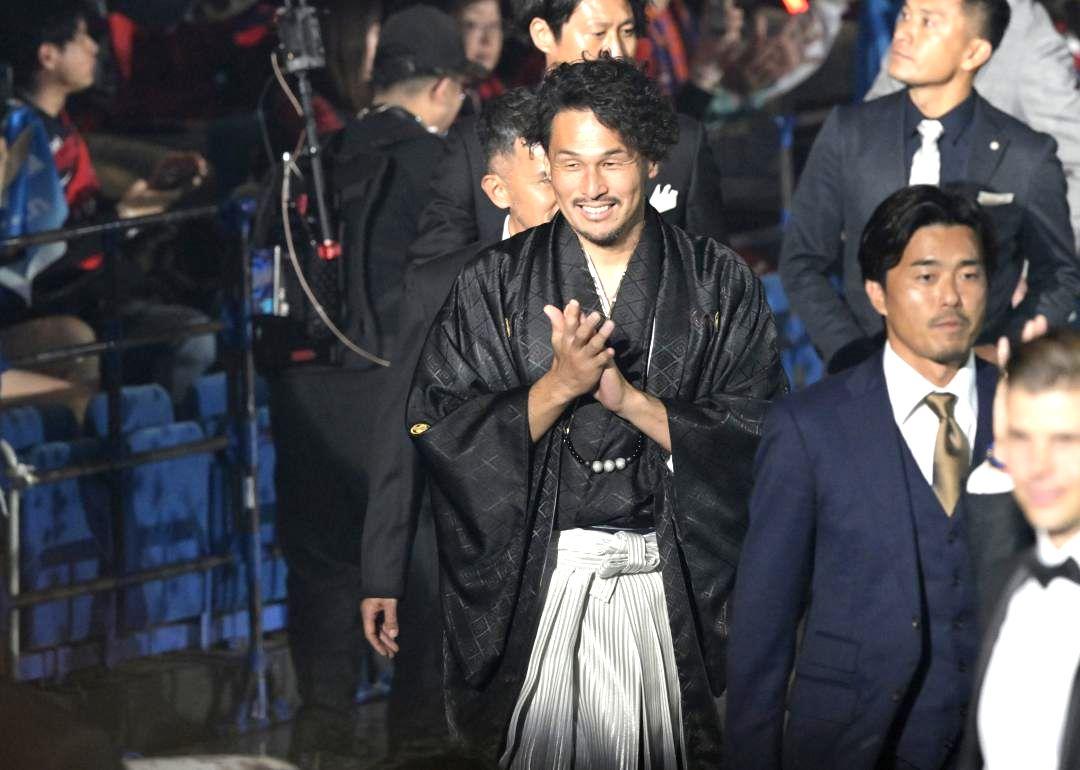 功労選手賞を受賞した水戸の本間幸司CRO=横浜アリーナ
