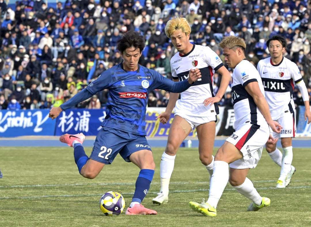 Jリーグプレシーズンマッチ・水戸-鹿島　前半26分、シュートを放つ水戸・久保(左)=2月1日、ケーズデンキスタジアム水戸