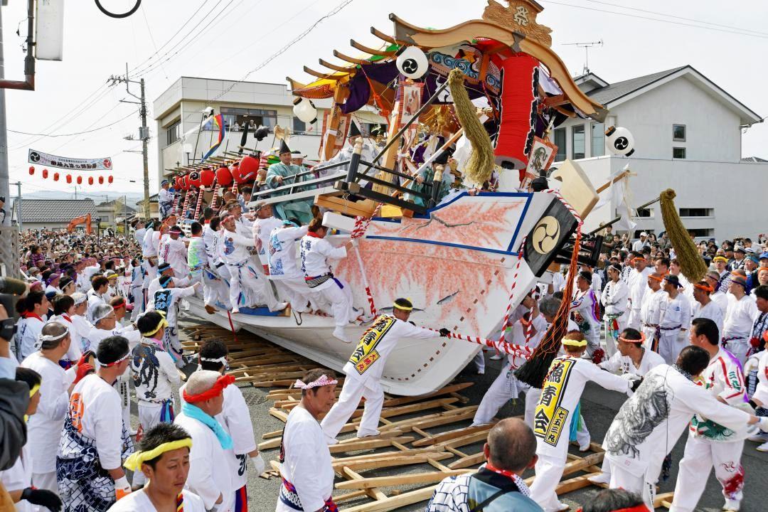 観衆の前を勢いよく走る御船祭の神船=2017年5月3日、北茨城市大津町