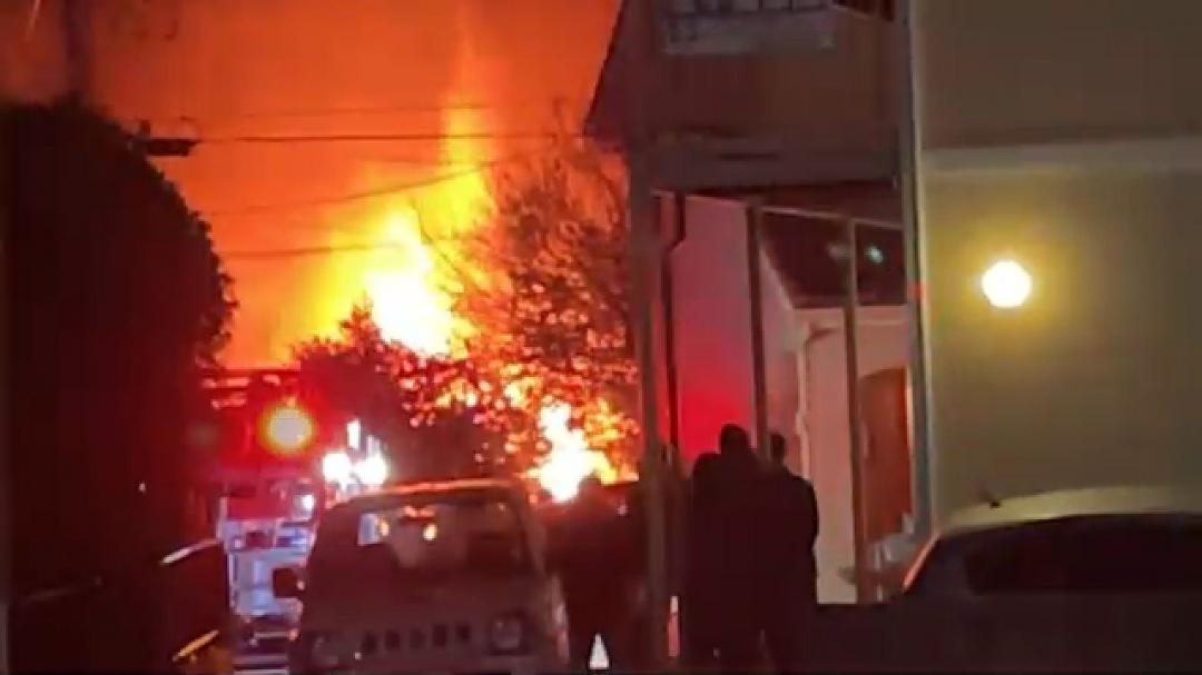 水戸市渡里町の住宅火災現場(奥)=13日午後7時22分ごろ