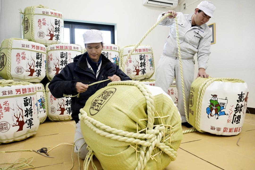 新年に向けて、こも樽作りをする従業員=水戸市元吉田町
