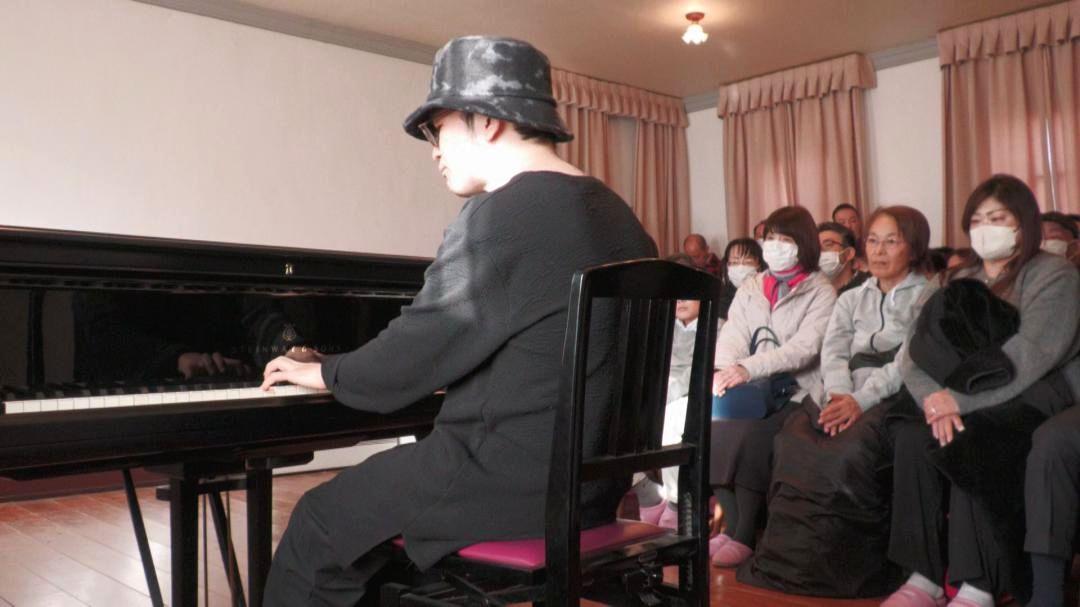 いにしえのピアノで温かく重厚な音色を奏でる菊池亮太さん=水戸市緑町