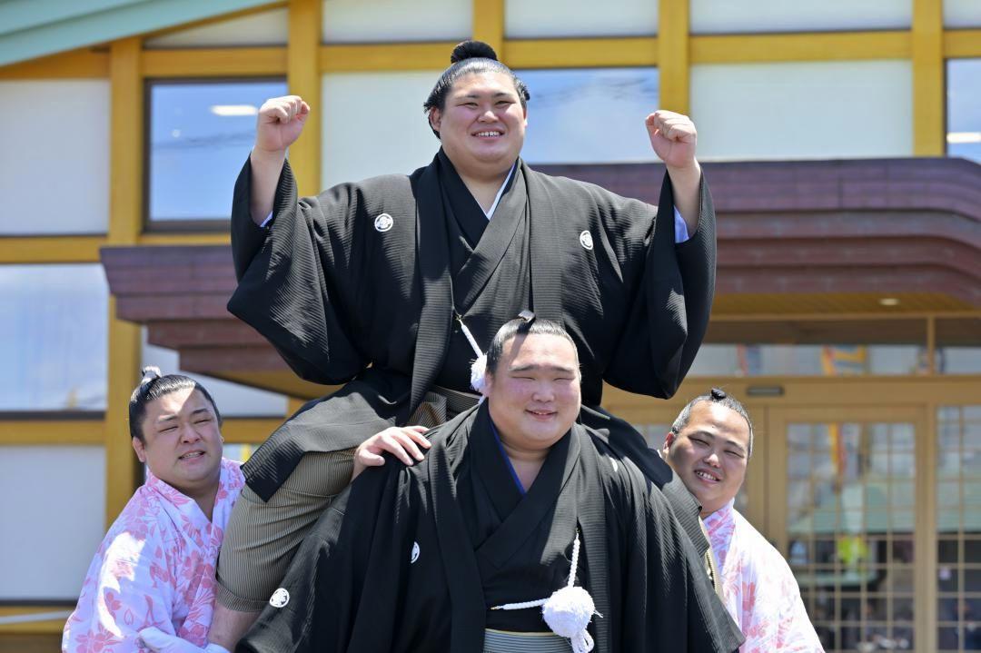 横綱昇進の伝達後、笑顔でポーズを取る大の里=5月28日、阿見町荒川本郷の二所ノ関部屋