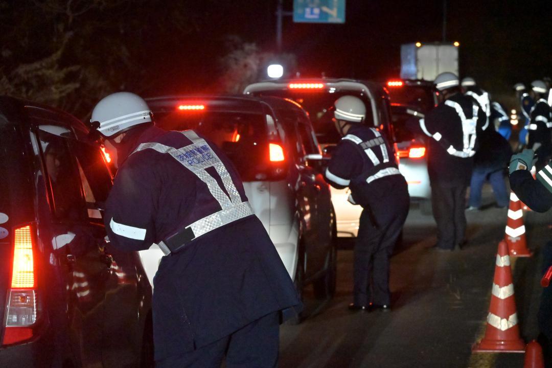 飲酒検査を行う警察官=5日、茨城町奥谷の国道6号