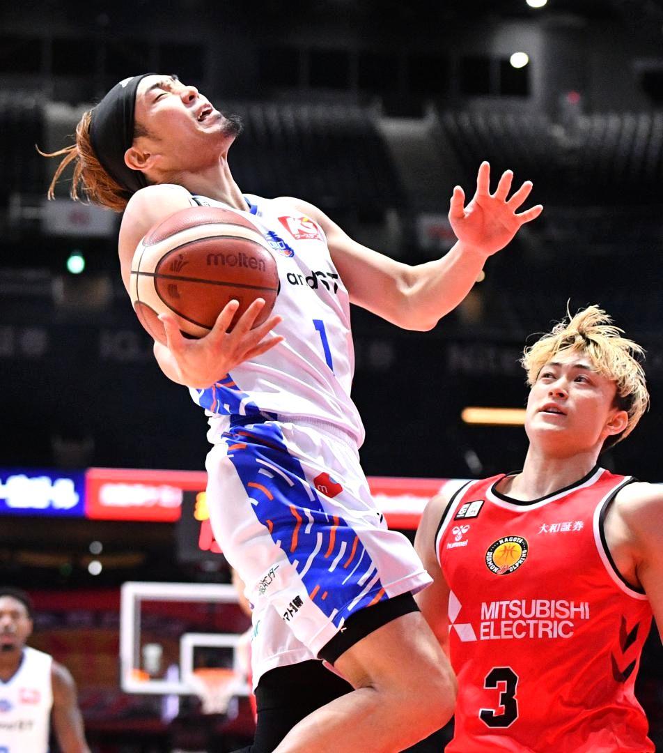 名古屋D-ロボッツ　第1クオーター、シュートを放つロボッツの小島(左)=IGアリーナ(©B.LEAGUE)