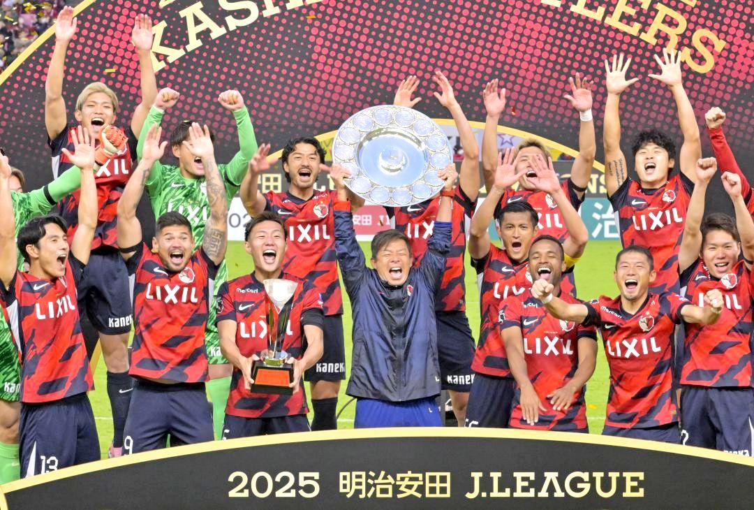 J1優勝を決めシャーレを掲げる鹿島・鬼木監督(手前中央)=6日、メルカリスタジアム