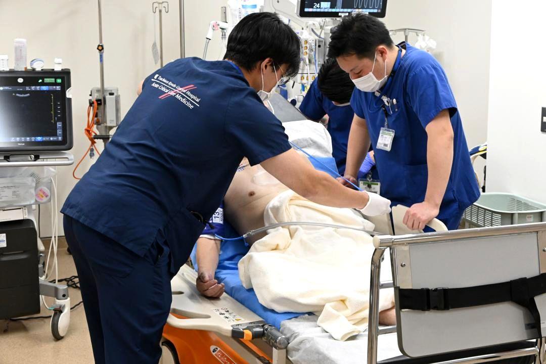 搬送された救急患者に対応する土浦協同病院救命救急センターの医師や看護師ら=土浦市おおつ野