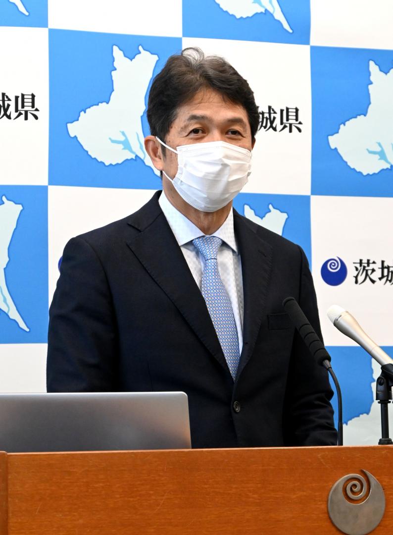 サツマイモ基腐病の推定感染経路などを発表した大井川和彦知事=県庁