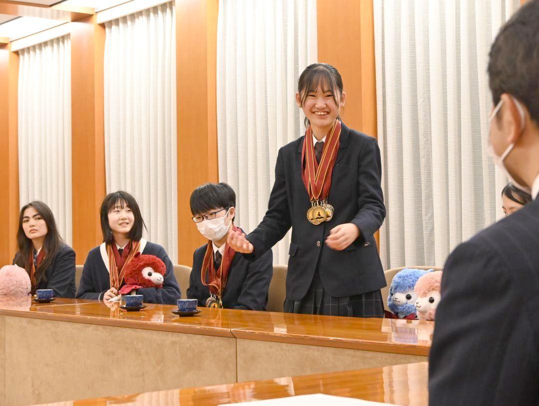 大井川和彦知事に英語で国際大会の結果を報告する「次世代グローバルリーダー育成事業」の生徒ら=県庁