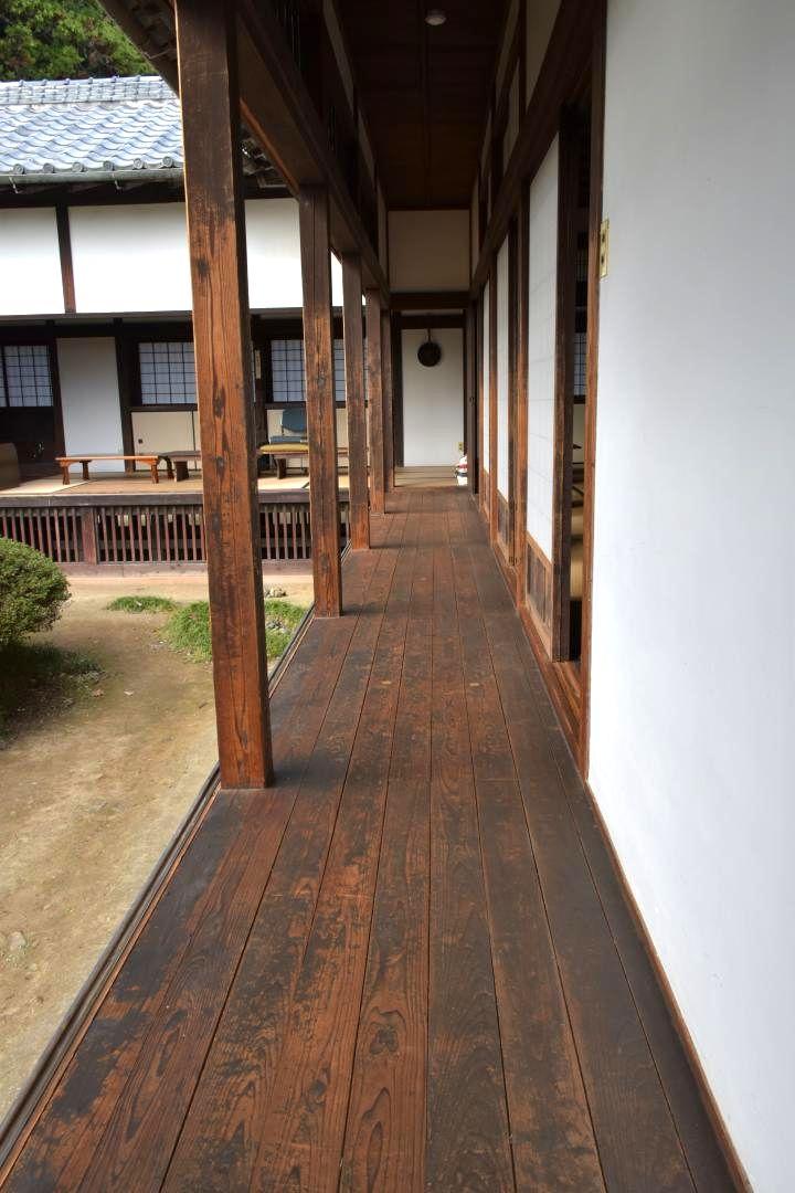 長い板敷きの外廊下のある暇修館