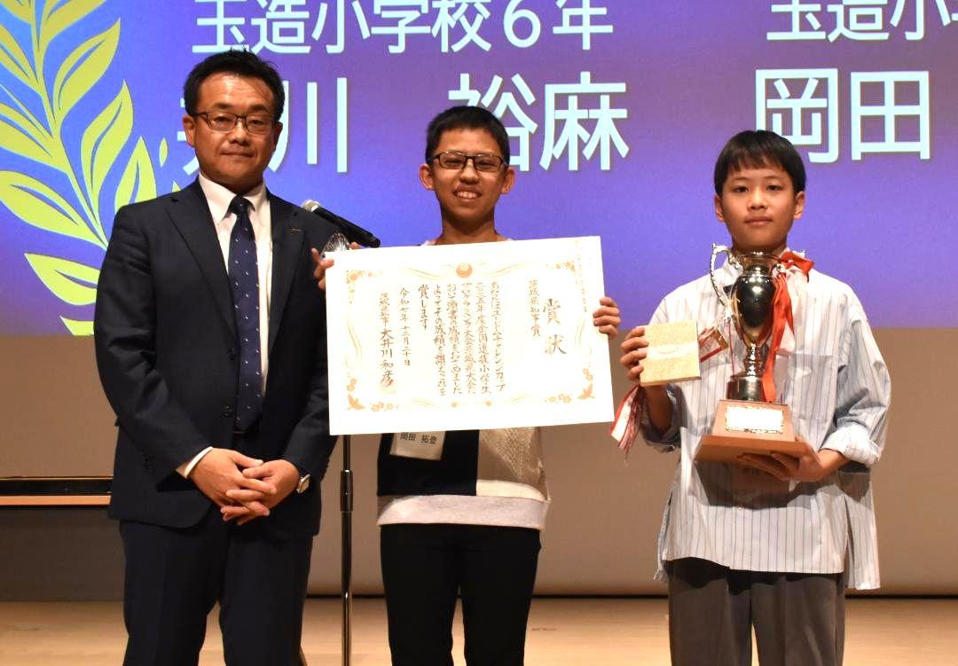 2年連続で県知事賞に輝いたチーム「T&Y」の井川裕麻さん(右)と岡田拓登さん(中央)=水戸市泉町